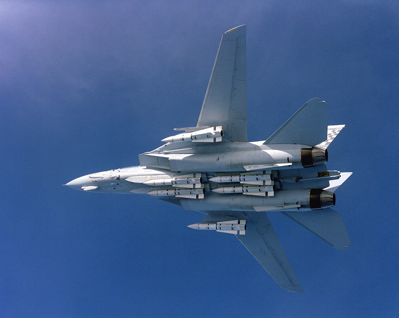 Un Grumman F-14 Tomcat transportando una carga completa de misiles AIM-54 Phoenix.