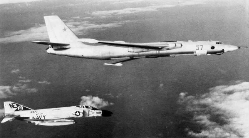 Un Phantom de l'US Navy intercepte un Bison soviétique