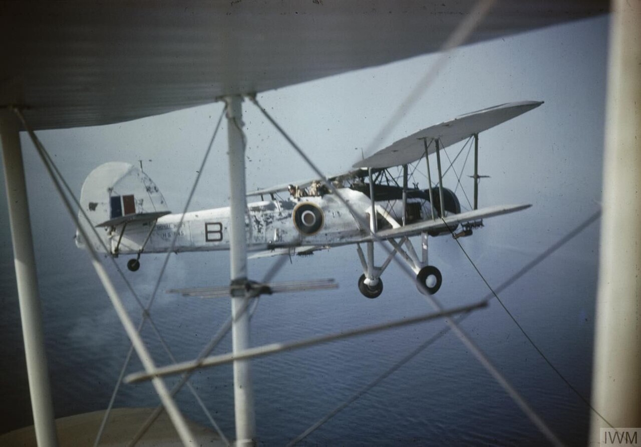Fairey Swordfish Torpedo-Doppeldecker im Flug Fairey Swordfish Torpedobomber-Doppeldecker im Flug
