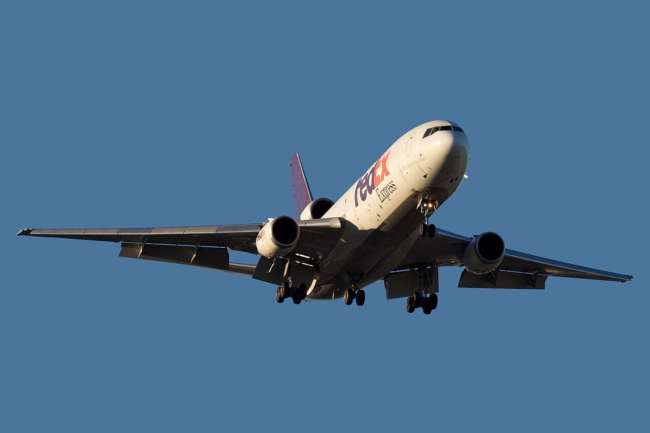 FedEx McDonnell Douglas DC-10 freighter FedEx McDonnell Douglas DC-10 cargo jet in flight