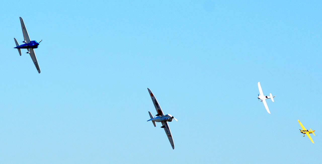 Pilotos de Fórmula Uno rodeando un pilón en las carreras aéreas de Reno.