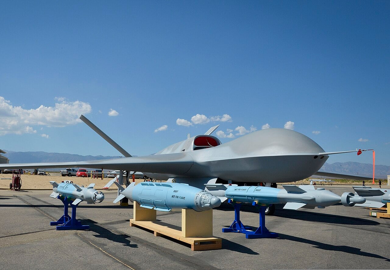 Dron Predator C Avenger de General Atomics en una pista de aterrizaje en Palmdale.
