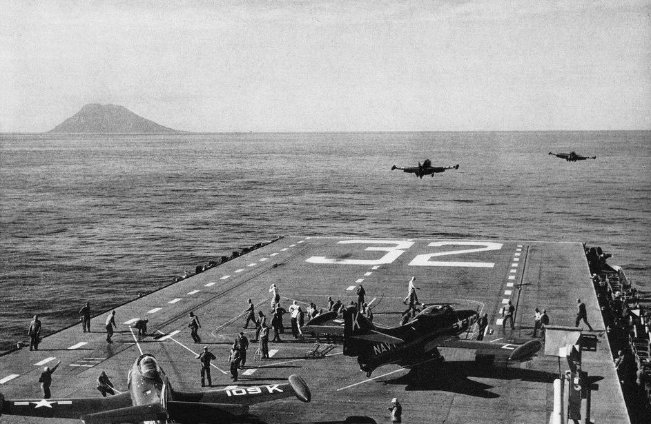 Des F9F-2 Panthers décollant de l'USS Leyte en 1951