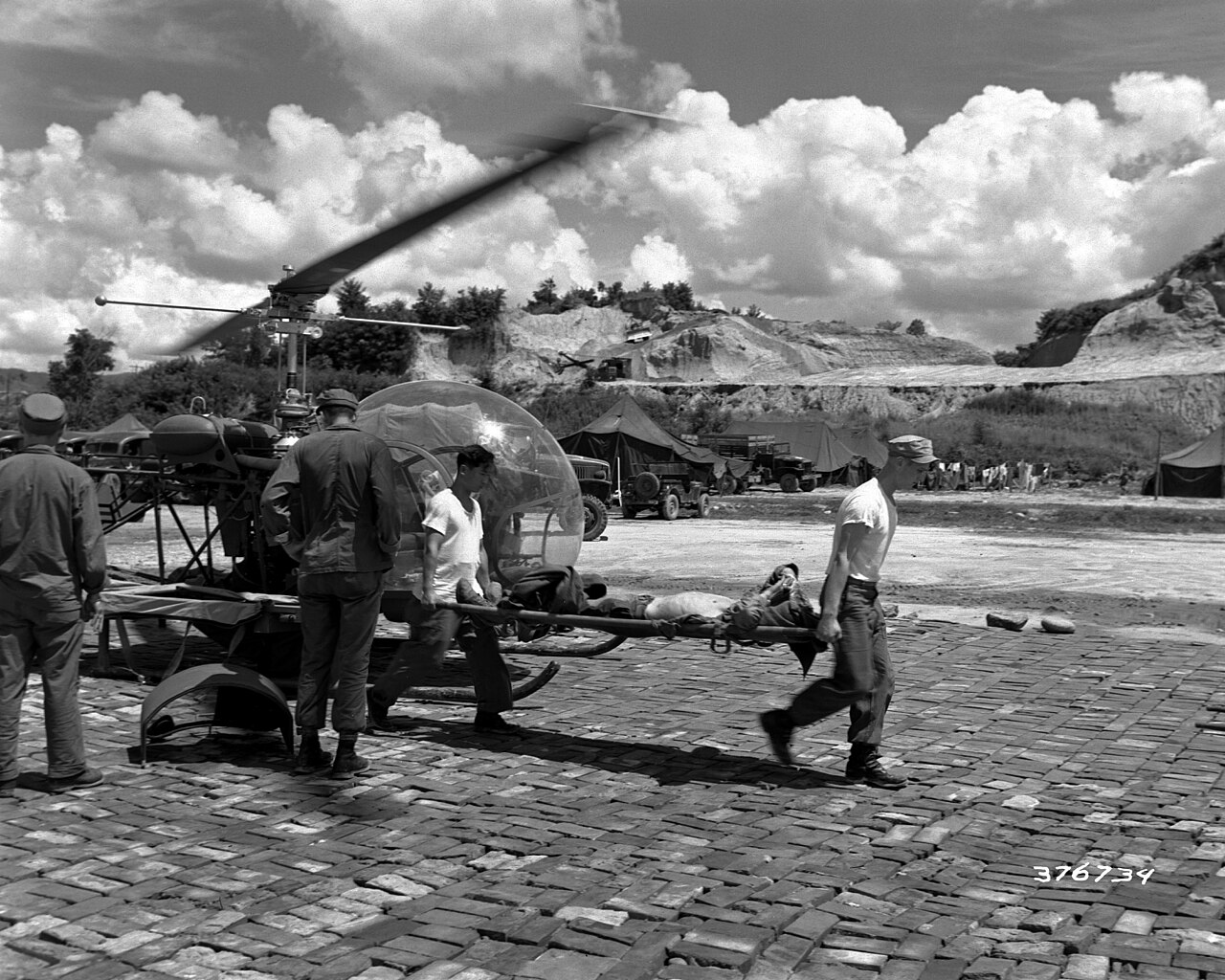 Un soldat blessé est évacué d'un hélicoptère H-13 en Corée, en 1951.