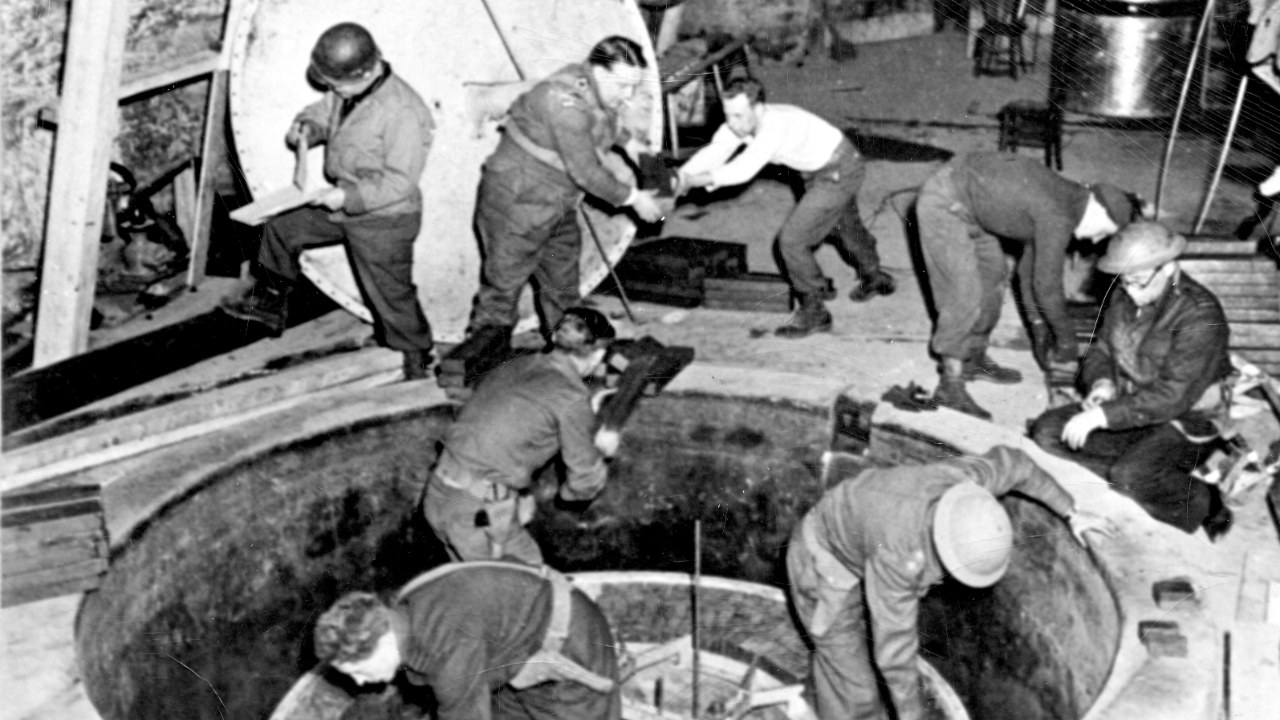 Le réacteur expérimental allemand B-VIII de Haigerloch, découvert par la mission Alsos en avril 1945 Le réacteur expérimental allemand B-VIII de Haigerloch, découvert par la mission Alsos en avril 1945
