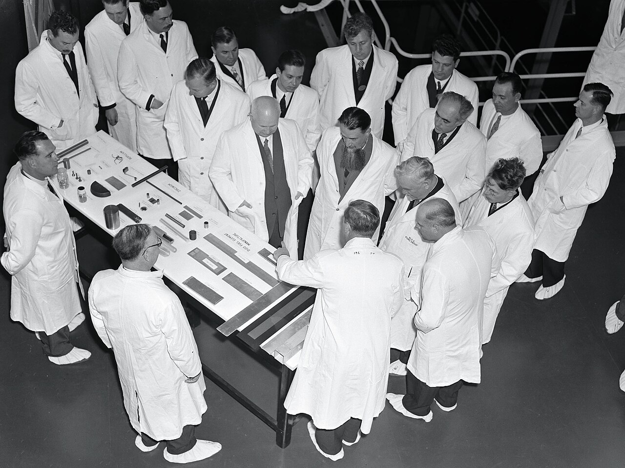 Igor Kurchatov dando una conferencia en Harwell en 1956.