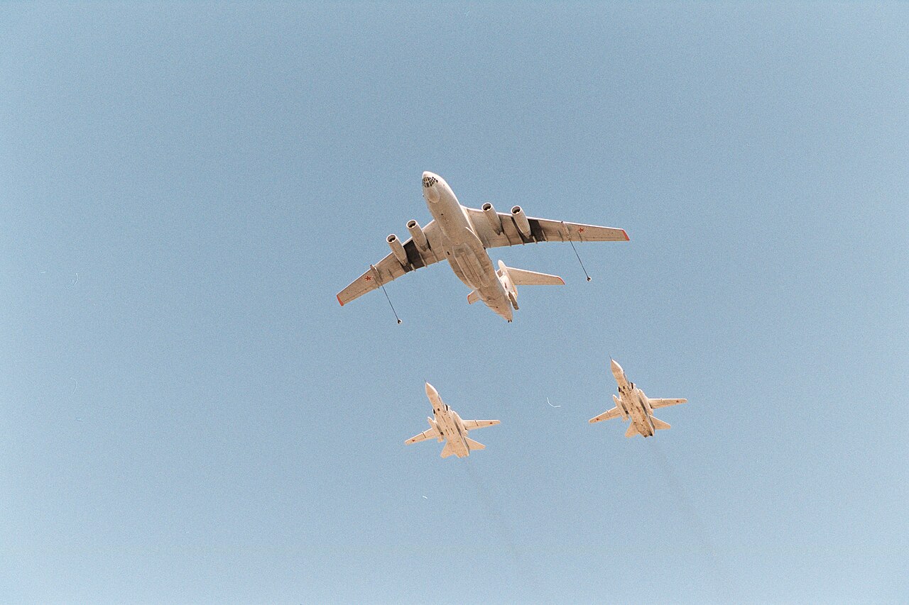Il-78-Tankflugzeug betankt Su-24-Flugzeuge über Moskau im Jahr 2009