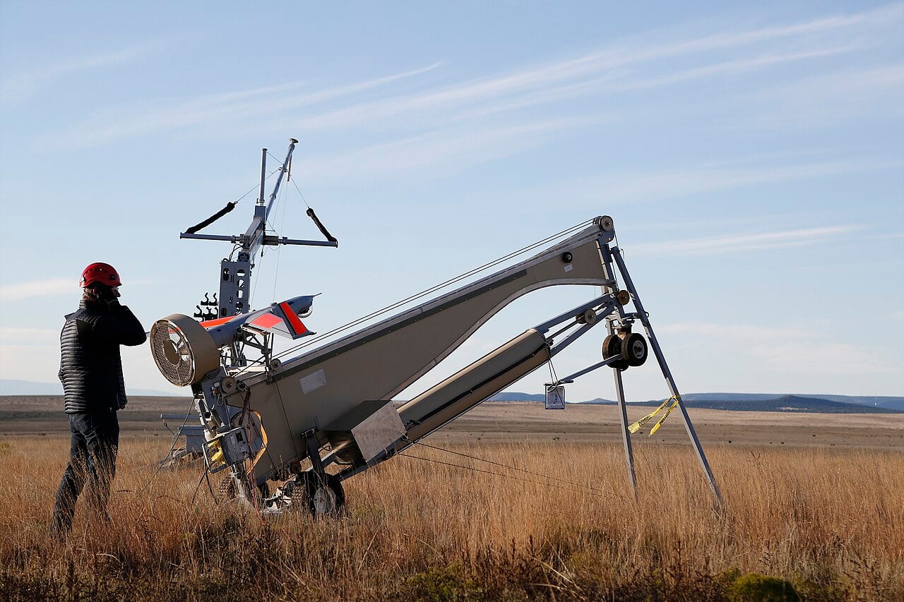 Dron ScanEagle in situ en su lanzador de catapulta neumática