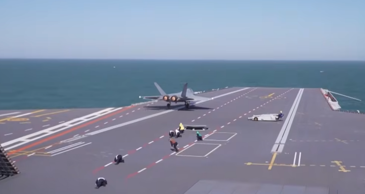 J-35 en el portaaviones Fujian Un J-35 de la Armada del Ejército Popular de Liberación a bordo del portaaviones Fujian.