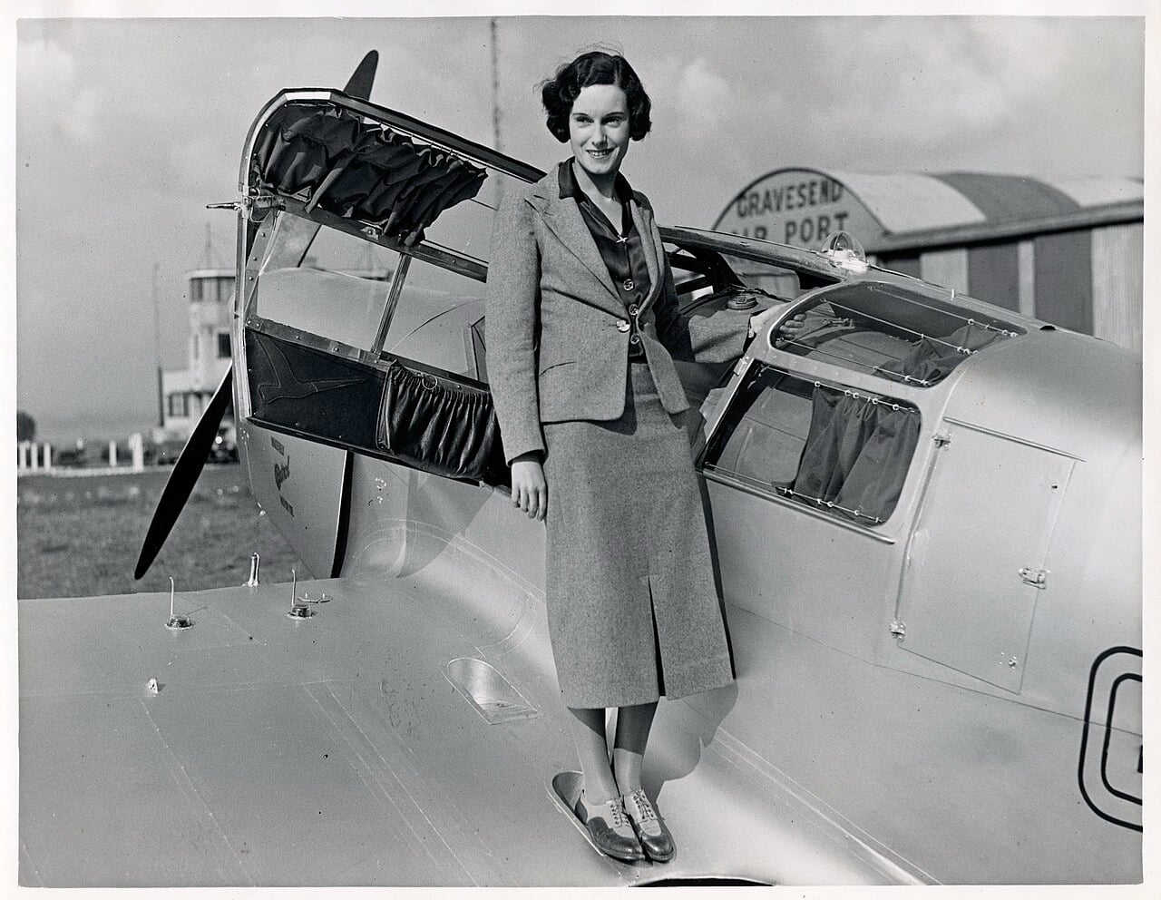 Jean Batten standing on the wing of her Percival Gull Six at Gravesend