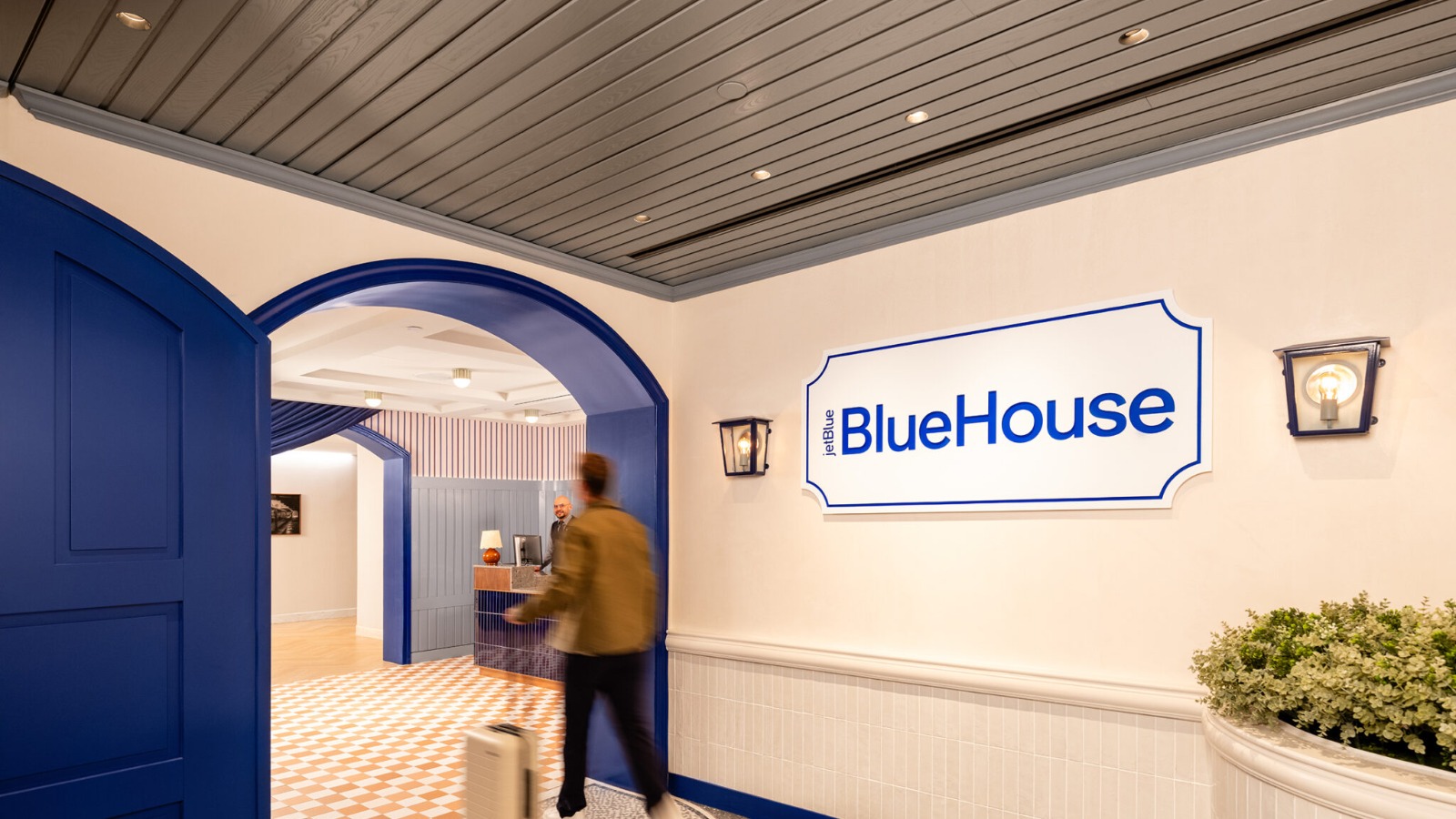 Eingang zur JetBlue BlueHouse Lounge im Terminal C des Boston Logan International Airport