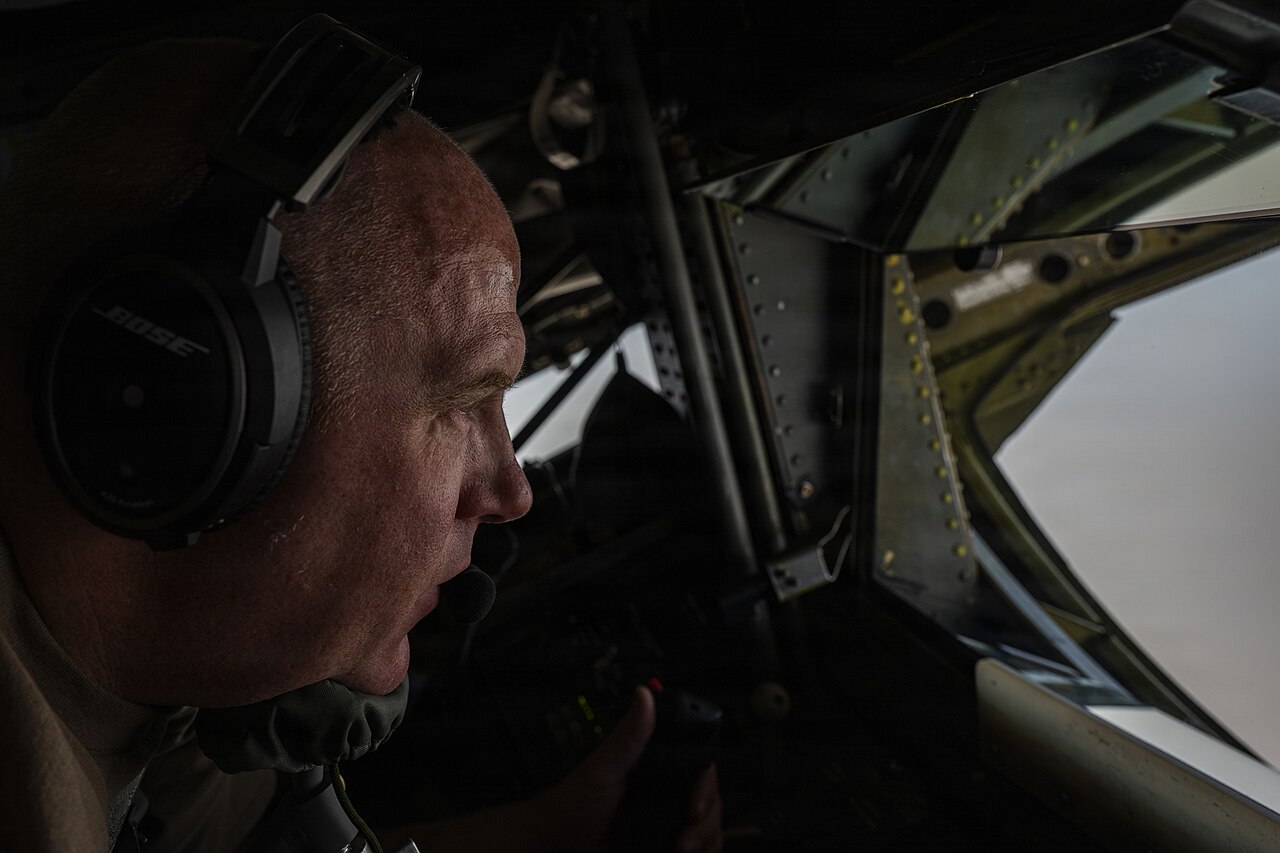 Un KC-135 Stratotanker rifornisce in volo un F-16