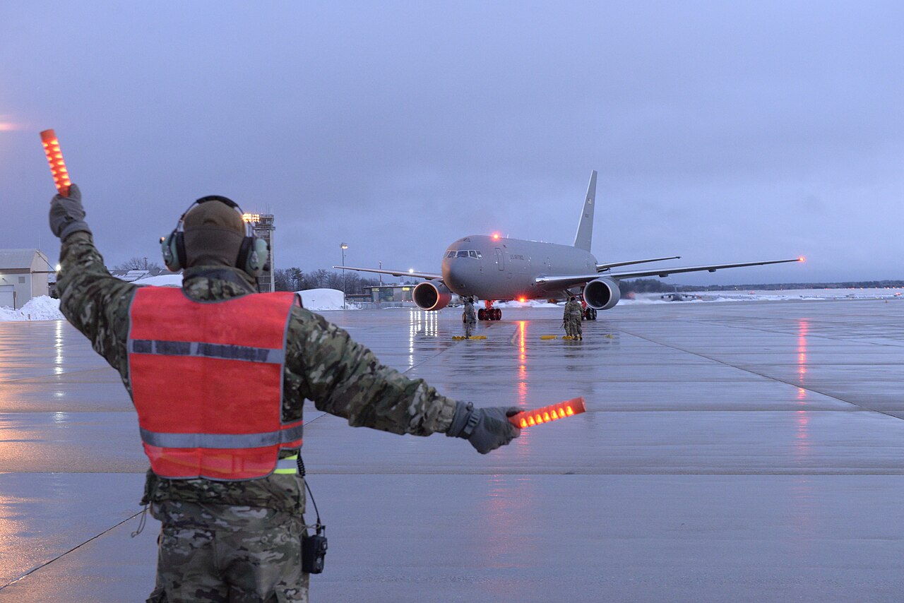 Avión cisterna de reabastecimiento en vuelo Boeing KC-46A Pegasus