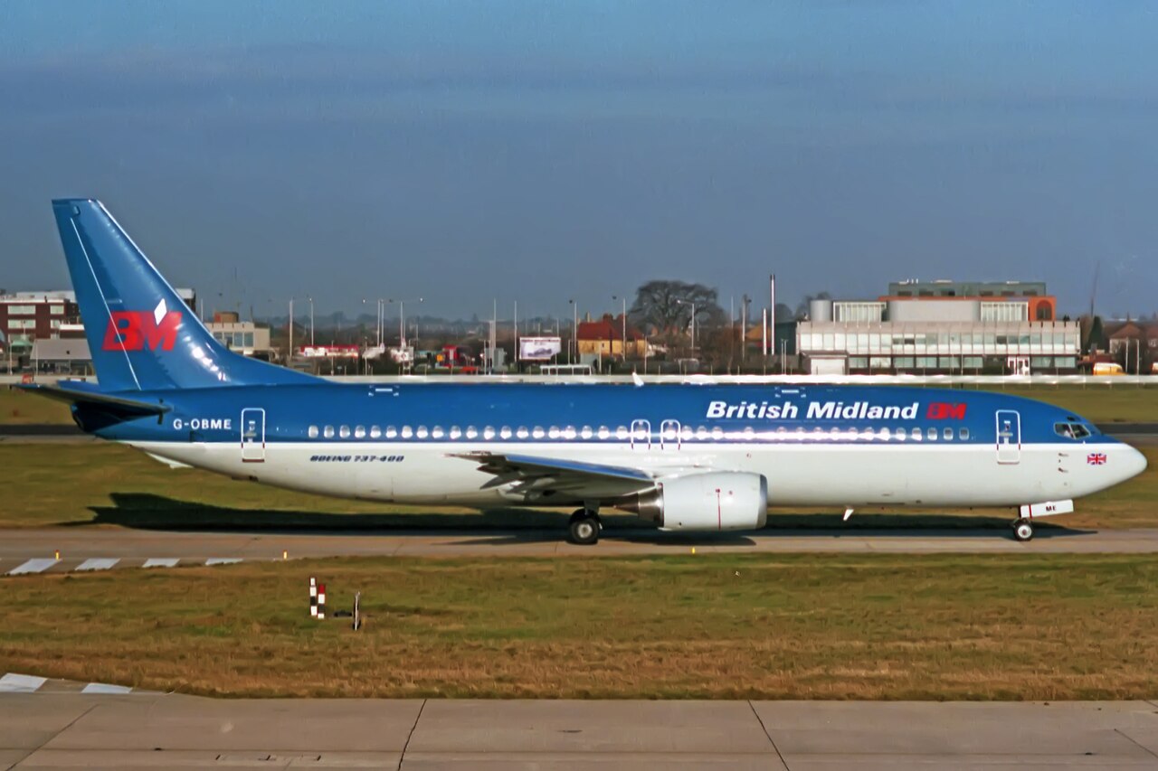 British Midland Boeing 737-4Y0; G-OBME, @LHR, November 1988.jpg
