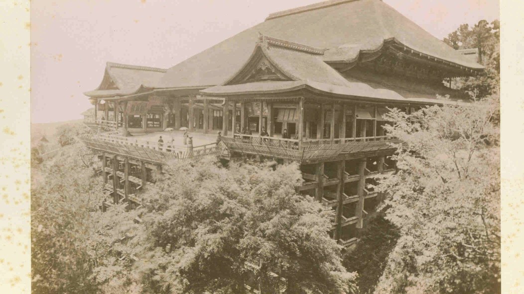 Kiyomizu-dera, Kyoto, photographie coloriée à la main par Adolfo Farsari, vers 1880 Kiyomizu-dera, Kyoto, photographie coloriée à la main par Adolfo Farsari, vers 1880