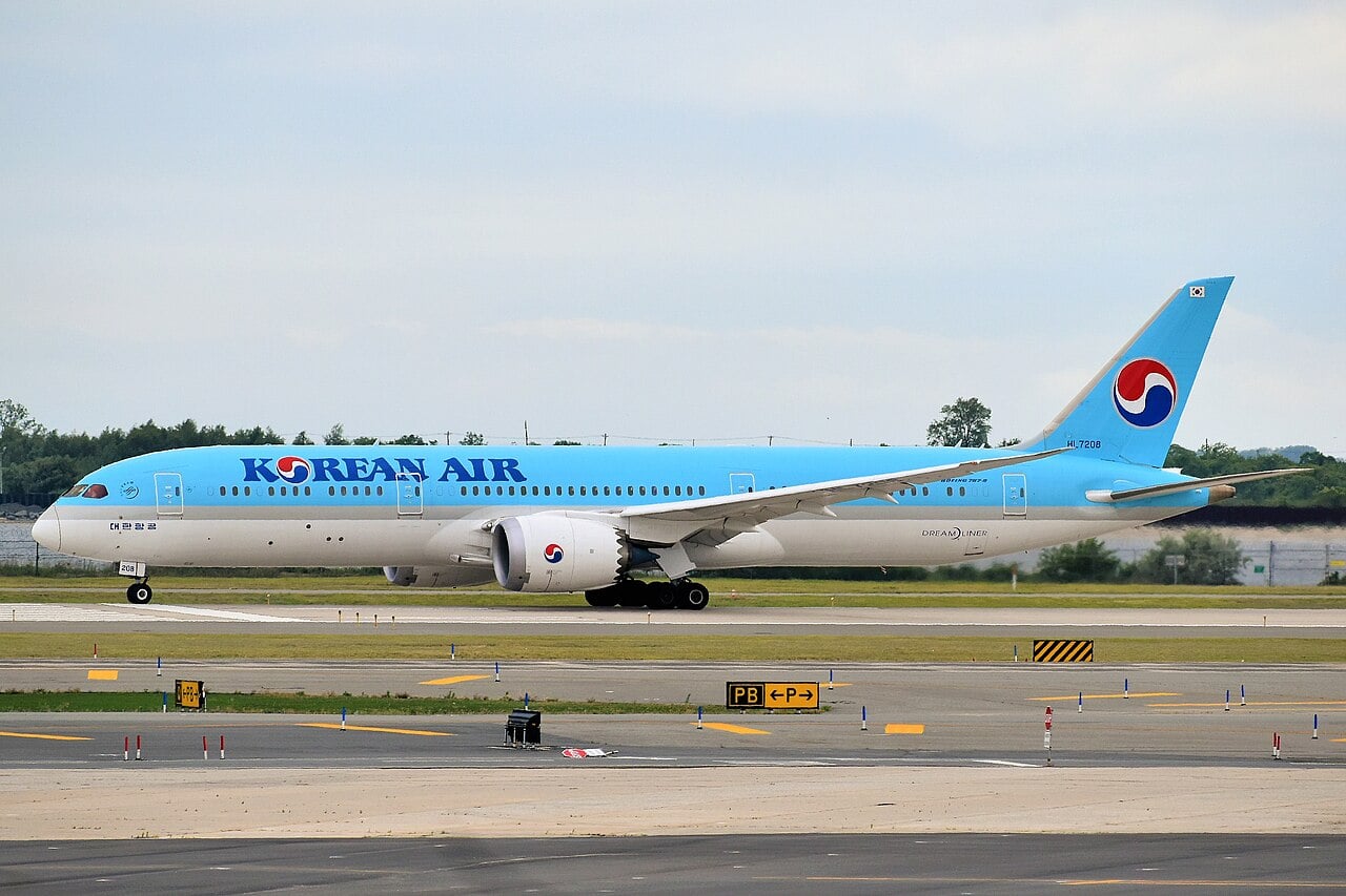 A Korean Air 787-9 on takeoff