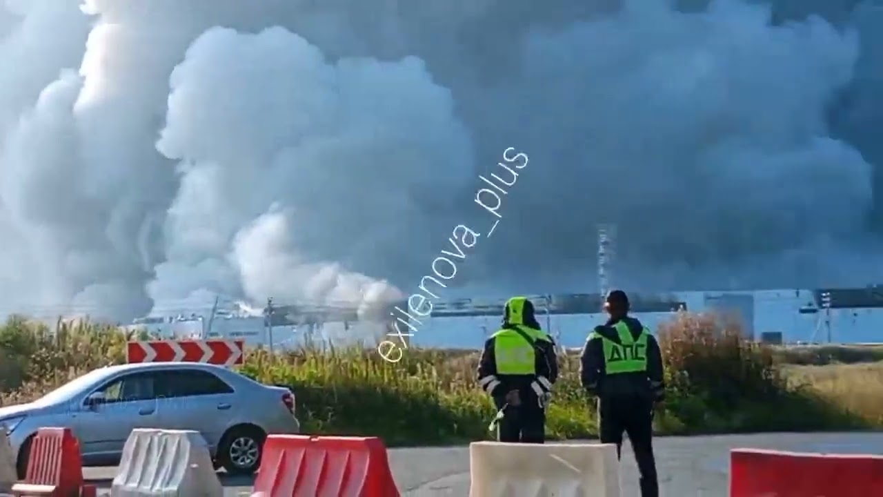 Brand im Logistikzentrum Wildberries in Kotowsk nach dem Drohnenangriff vom 26. August 2026 Rauch steigt vom brennenden Logistikzentrum Wildberries in Kotowsk, Oblast Tambow, nach dem ukrainischen Drohnenangriff vom 26. August 2026 auf.