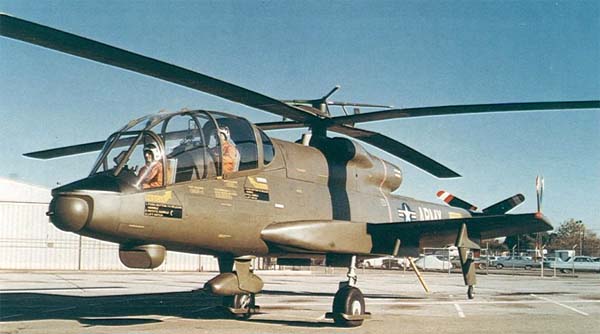Helicóptero AH-56A Cheyenne estacionado, mostrando la hélice propulsora y las alas auxiliares.