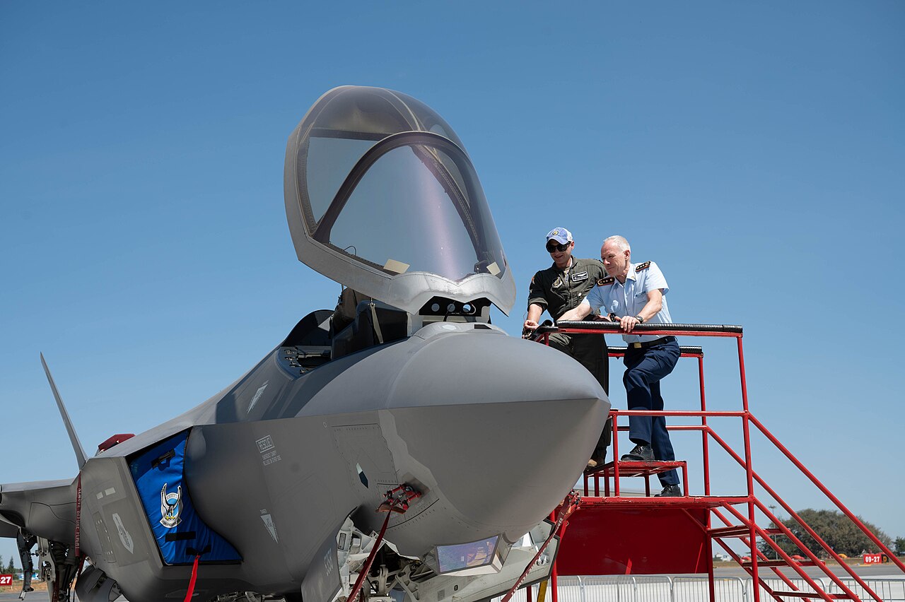 Un generale della Luftwaffe tedesca osserva la cabina di pilotaggio di un F-35.