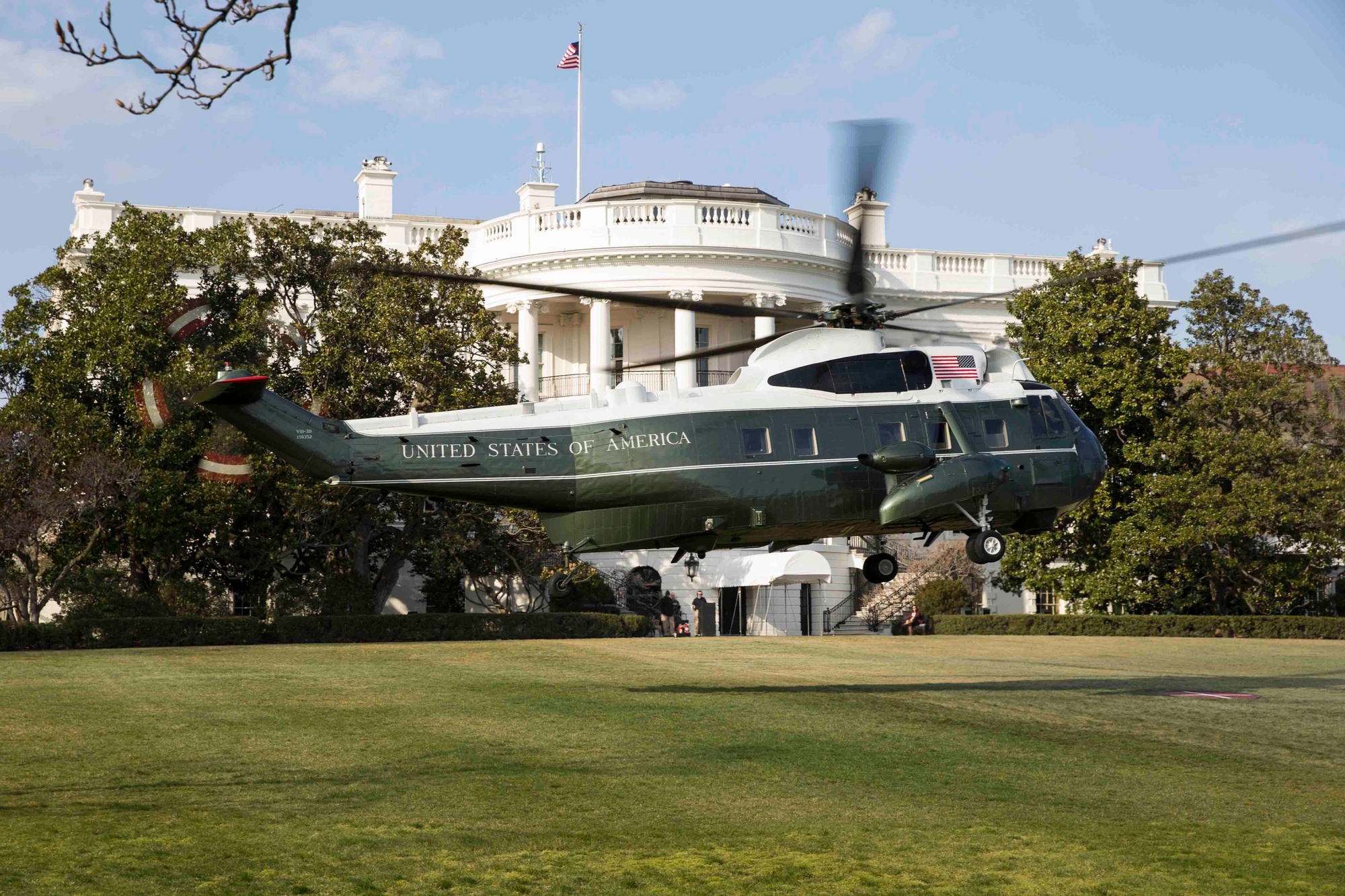 Un elicottero Marine One dell'HMX-1 sul prato sud della Casa Bianca.