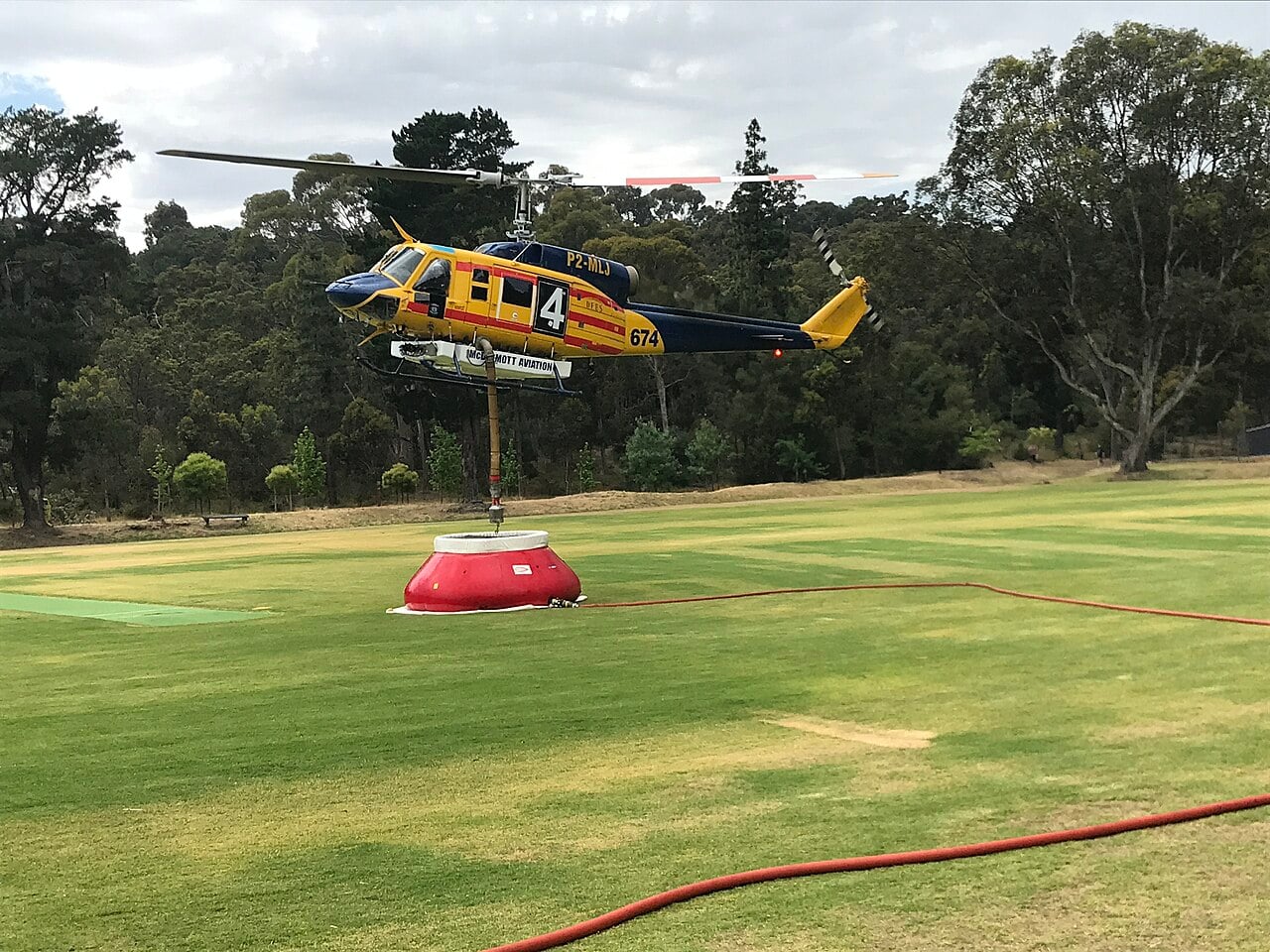 Helicóptero de extinción de incendios Bell 214 de McDermott Aviation Reabastecimiento de combustible del helicóptero de extinción de incendios Bell 214 de McDermott Aviation