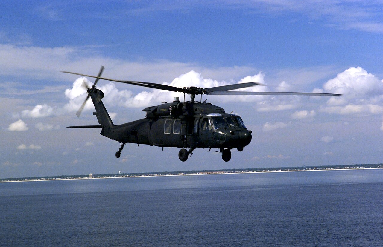 Helicóptero MH-60L Black Hawk del 160.º Regimiento de Aviación de Operaciones Especiales. Un helicóptero MH-60L Black Hawk del 160.º Regimiento de Aviación de Operaciones Especiales volando bajo y rápido a lo largo de la costa de Florida.