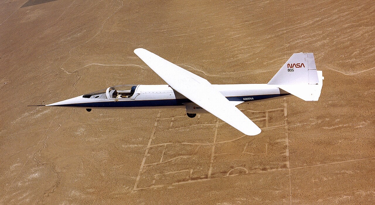 Aereo da ricerca NASA AD-1 ad ala obliqua in volo con ala ruotata