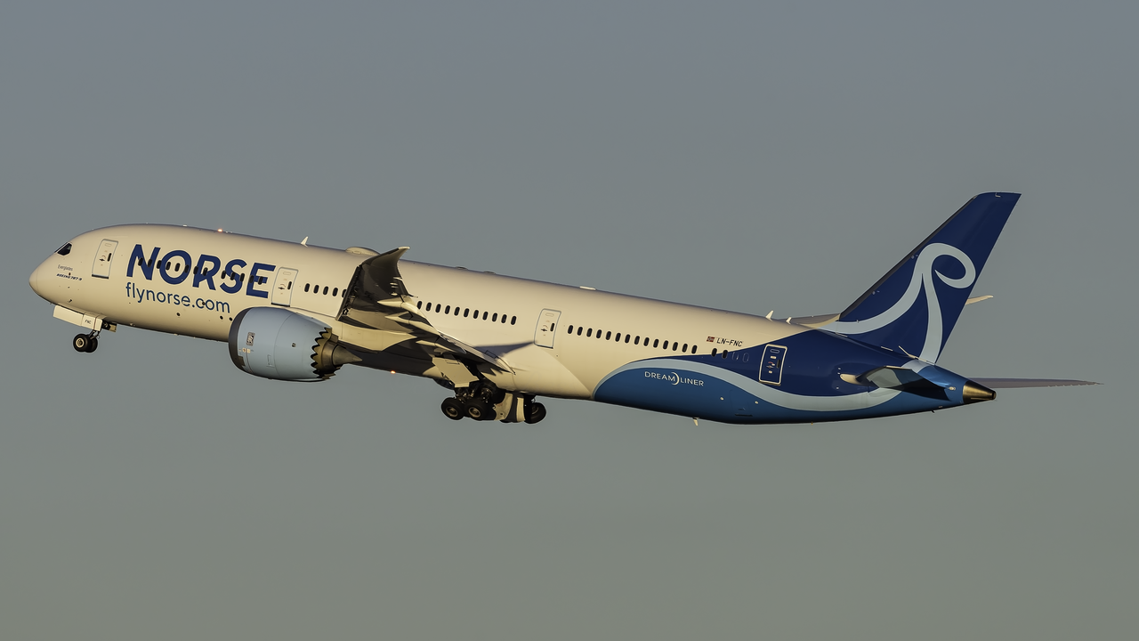 Un Boeing 787-9 de Norse Atlantic asciende tras despegar del aeropuerto JFK.