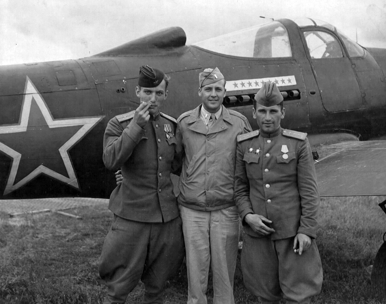 Amerikanische und sowjetische Piloten mit einer P-39Q Airacobra