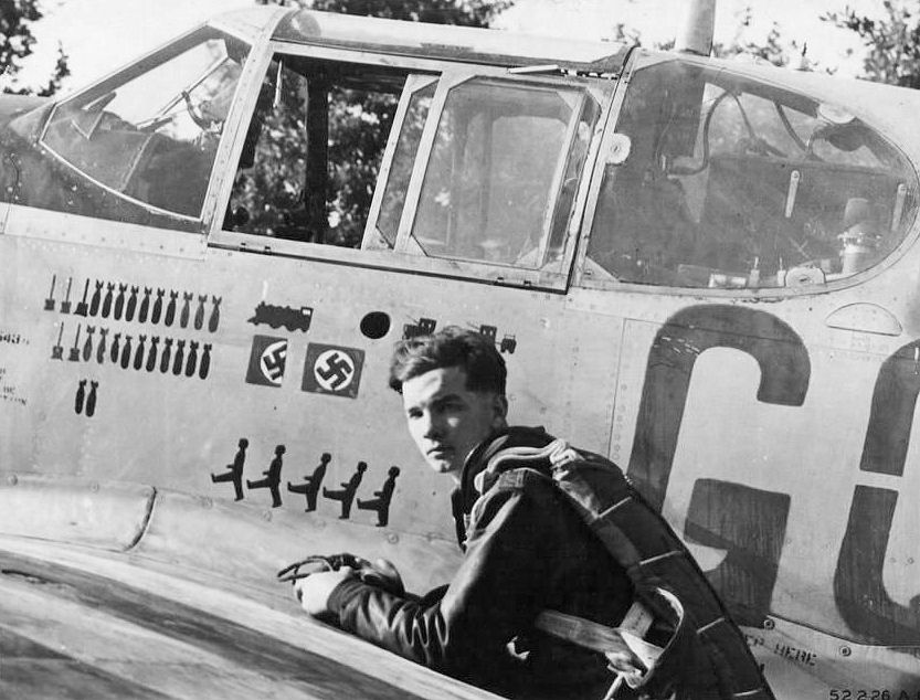 Eine P-51B Mustang aus Kriegszeiten mit Markierungen des europäischen Kriegsschauplatzes