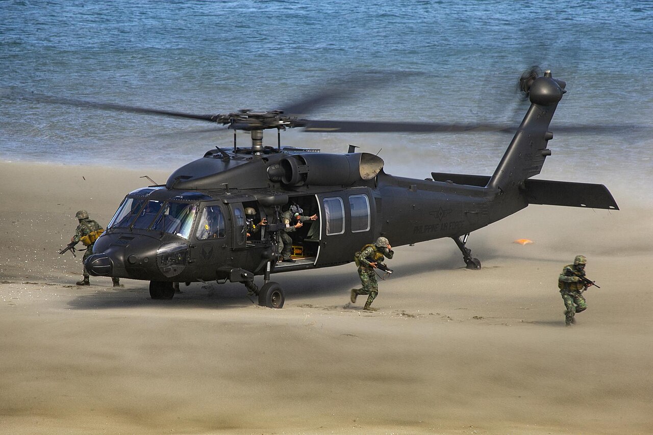 Aéronef S-70i Black Hawk de l'armée de l'air philippine lors de l'exercice Balikatan 2022