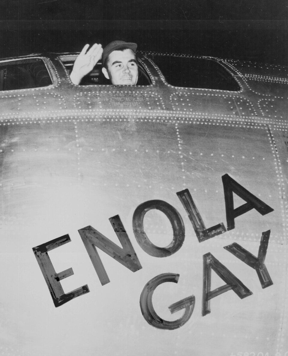 Paul Tibbets winkt aus dem Cockpit der Enola Gay