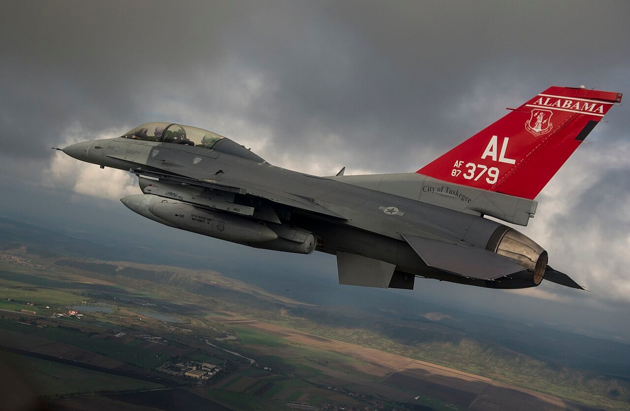 Un F-16 Fighting Falcon de la Guardia Nacional Aérea de EE. UU. en vuelo.