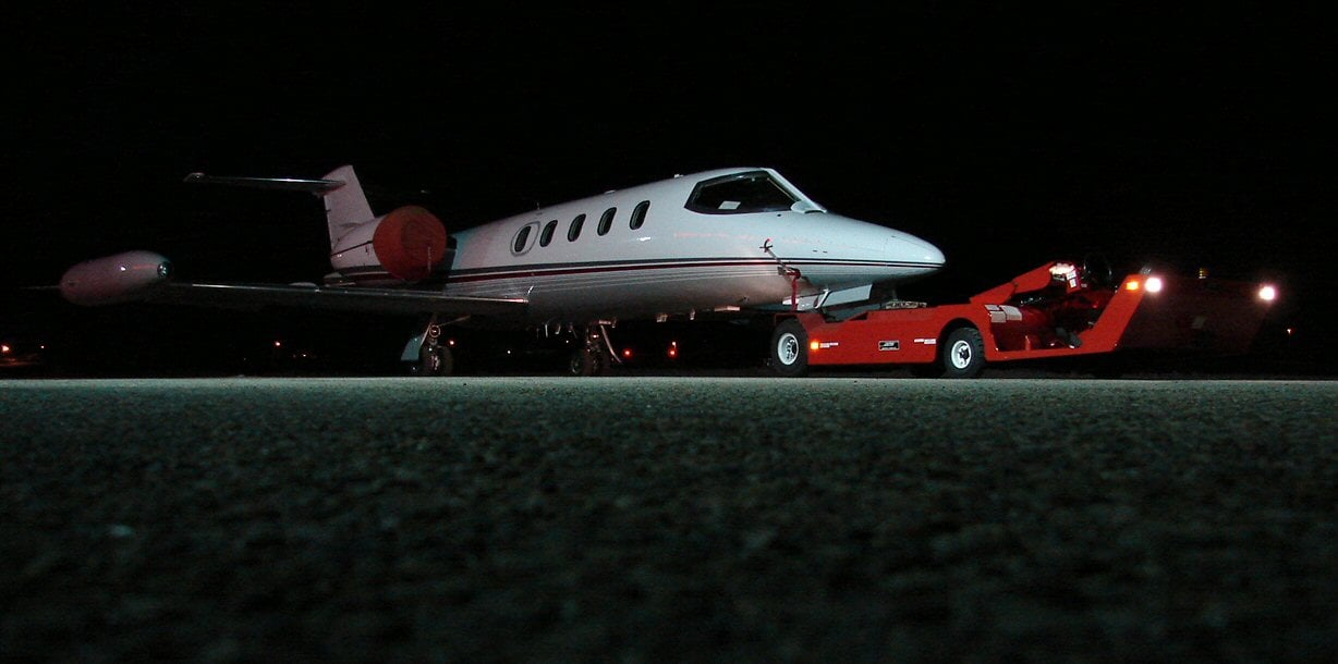 Un jet ejecutivo Learjet 35 estacionado en una rampa del aeropuerto.
