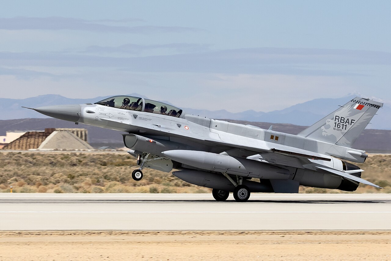 Un F-16 Block 70 atterra alla base aerea di Edwards.