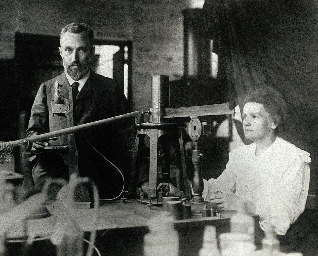 Pierre y Marie Curie en su laboratorio de París.