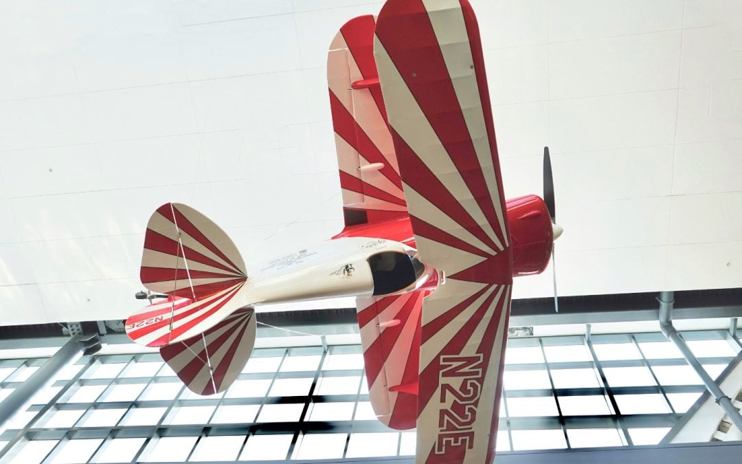 Betty Skelton: Campeona de acrobacias aéreas y luego poseedora del récord mundial de velocidad en tierra.