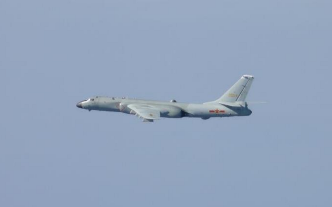 Dos J-20 escoltan un misil muy grande.