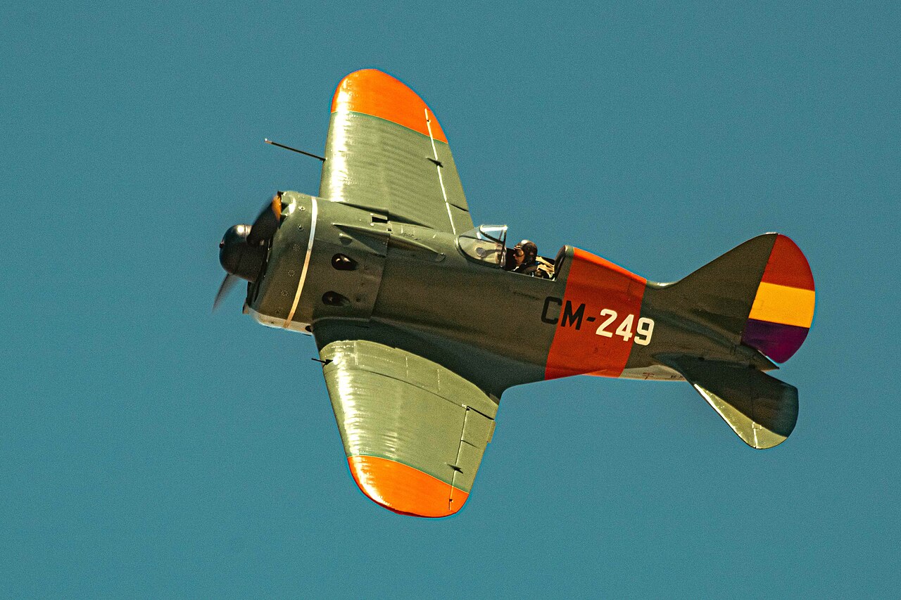 Polikarpov I-16 Un Polikarpov I-16 con distintivos de la República Española.