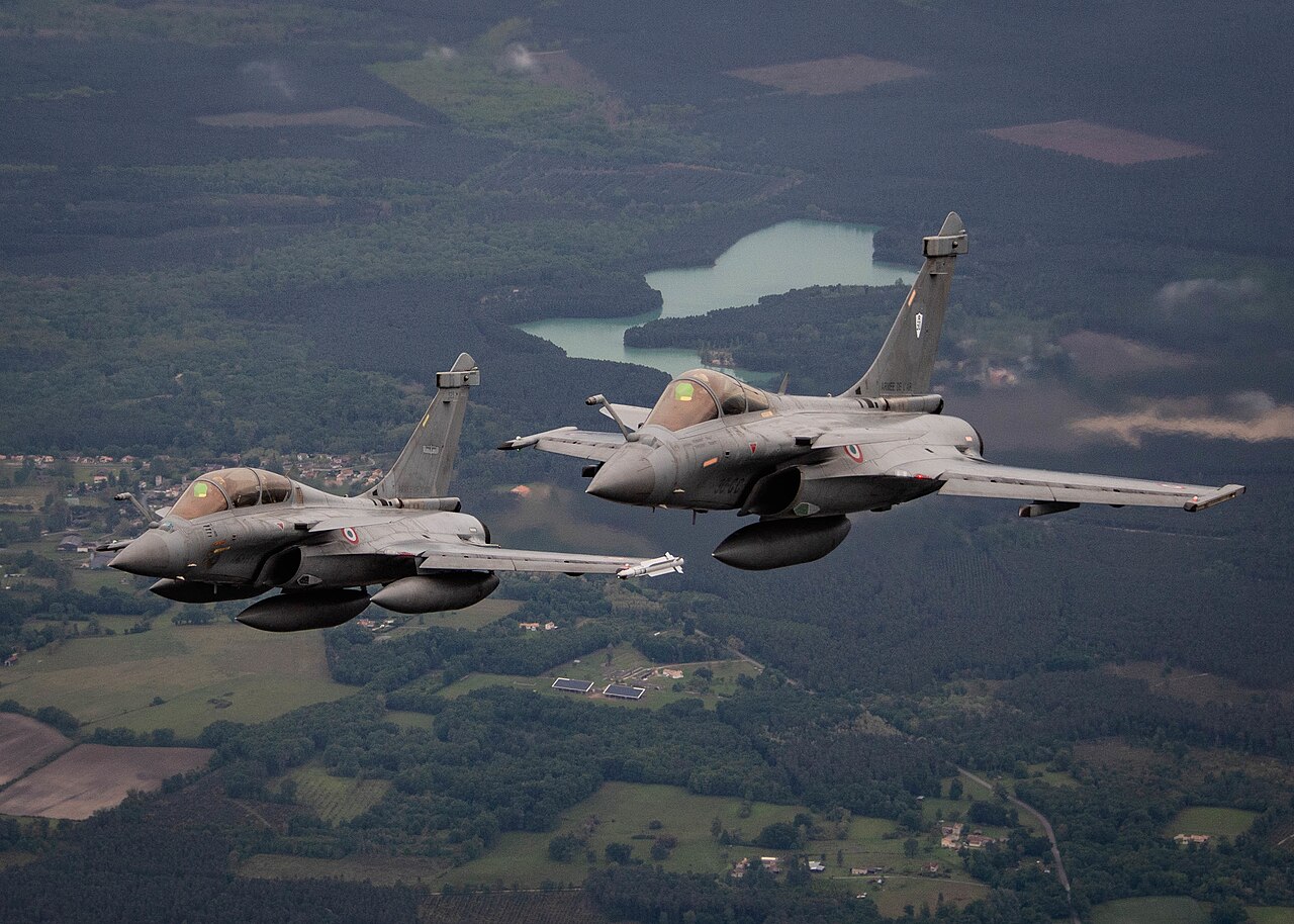 Los Rafale franceses vuelan en formación con los F-35A estadounidenses.