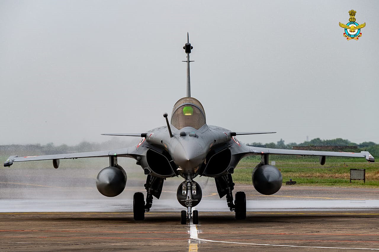Un Rafale recibe un saludo con cañones de agua al incorporarse a la Fuerza Aérea India.