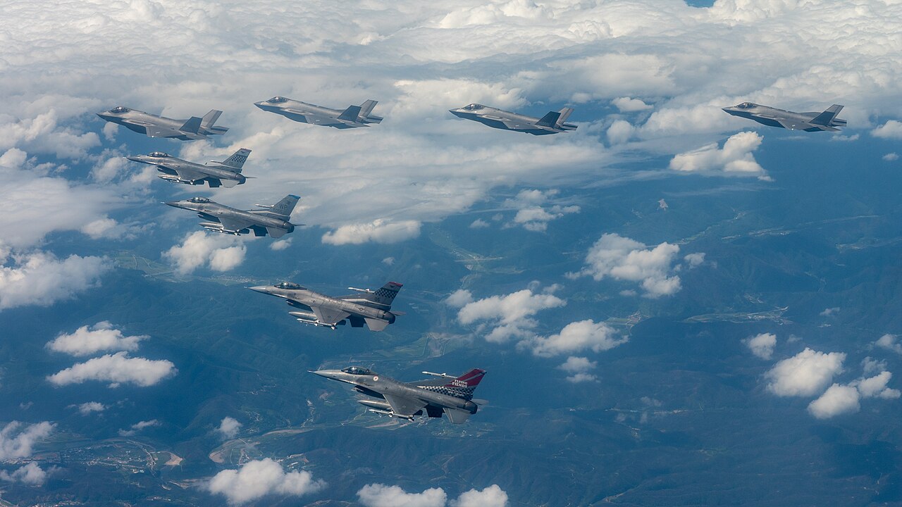 Aviones F-35A de la ROKAF y F-16 de la USAF en formación sobre Corea.