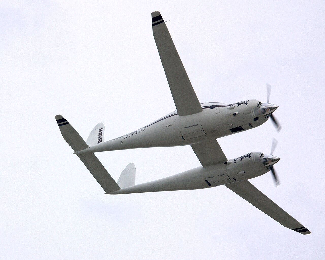 Avión bimotor asimétrico Rutan Modelo 202 Boomerang en Oshkosh.
