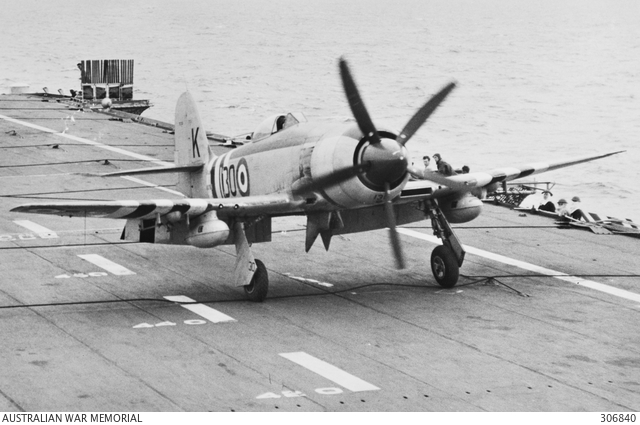 Le Sea Fury se remet à bord d'un porte-avions