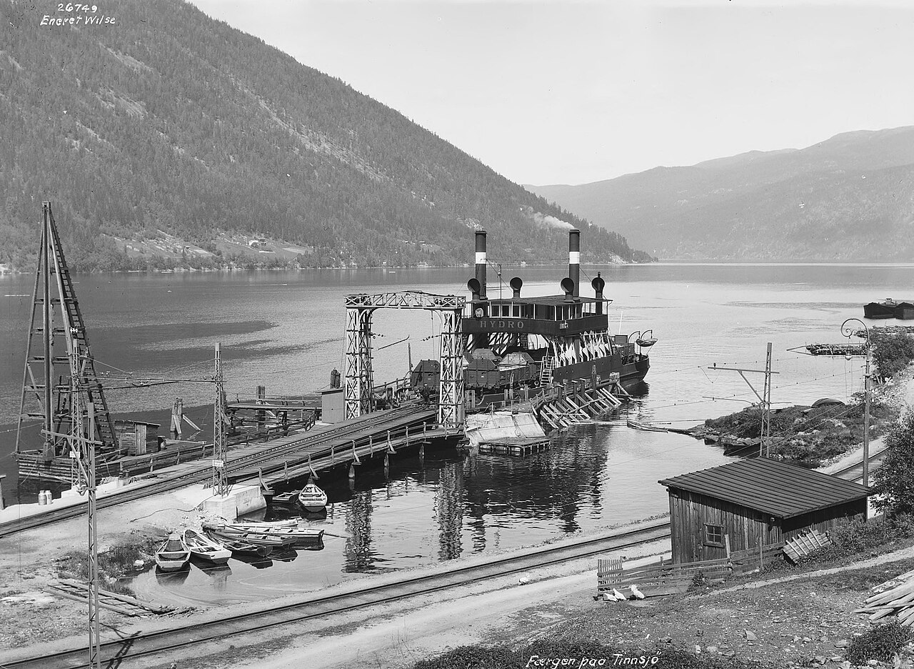 Le ferry lacustre Hydro au quai Mael sur le lac Tinn