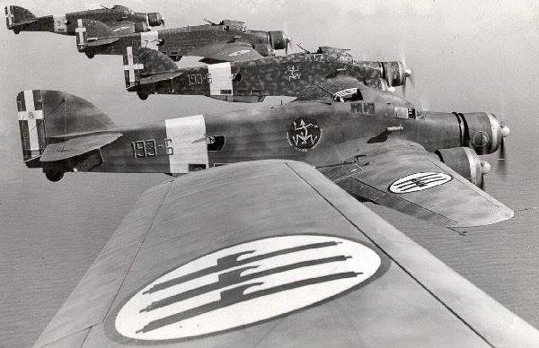 SM.79 Sparviero in Formation