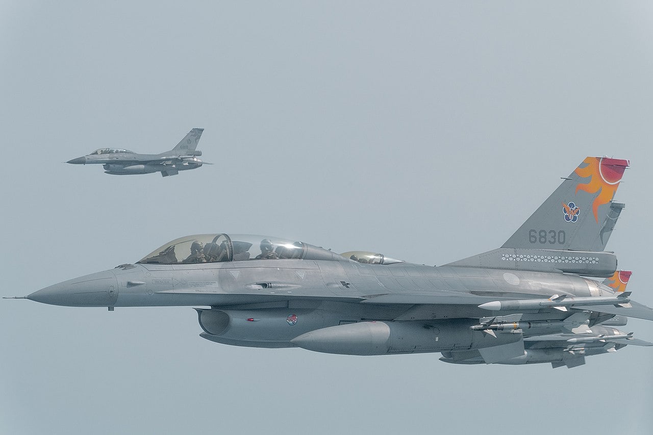 Taiwans erste F-16V Block 70 Jets kehren nach Hause zurück Republic of China Air Force F-16 fighters in flight