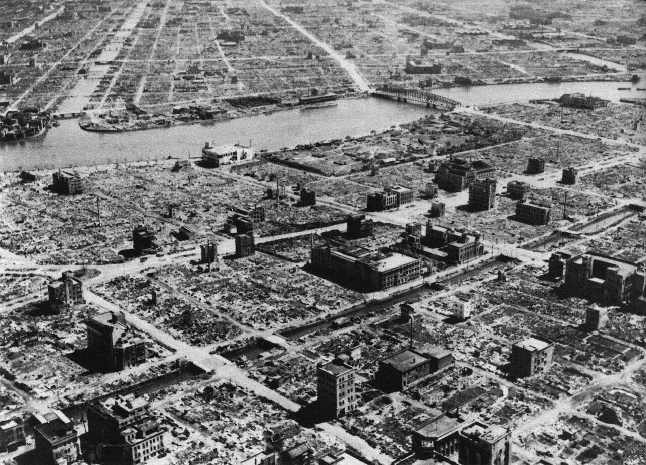 Luftaufnahme der ausgebrannten Stadtteile Tokios entlang des Sumida-Flusses