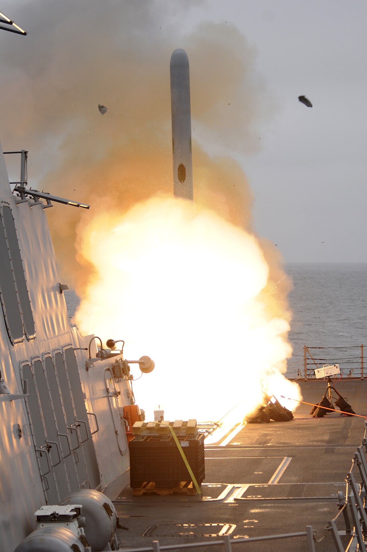 Lanzamiento de misiles Tomahawk desde un sistema de lanzamiento vertical Mark 41 de un destructor.
