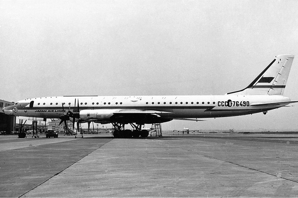Un Tu-114 aux couleurs communes d'Aeroflot et de Japan Air Lines